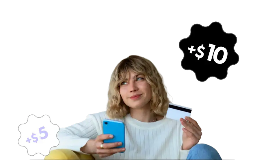 Девушка с телефоном и банковской картой, бейджи «+\$10» и «+\$5»