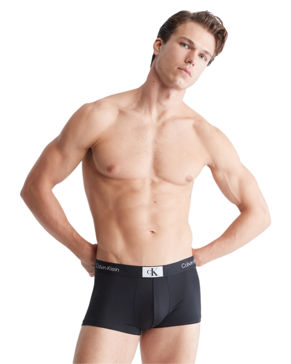 Женская модель в белье Calvin Klein