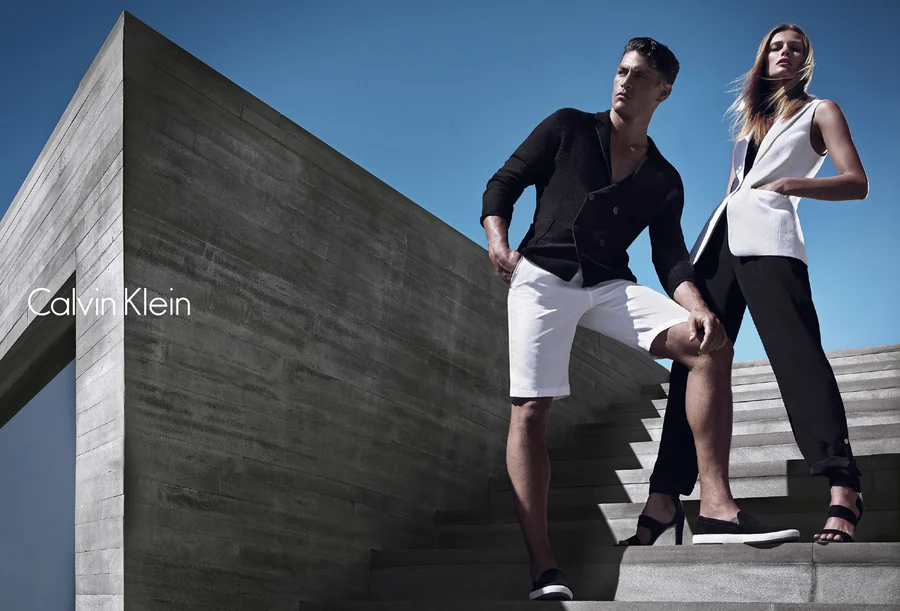 Модели Calvin Klein — пара на лестнице