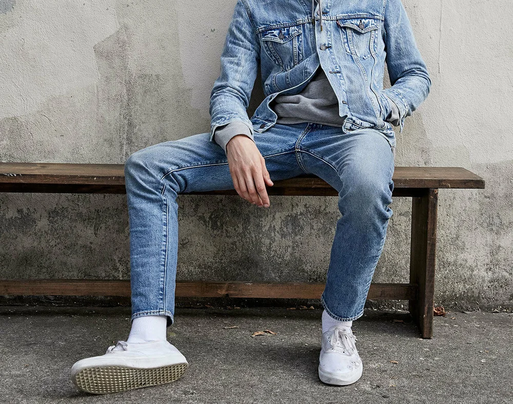 Модель в джинсах Levi's