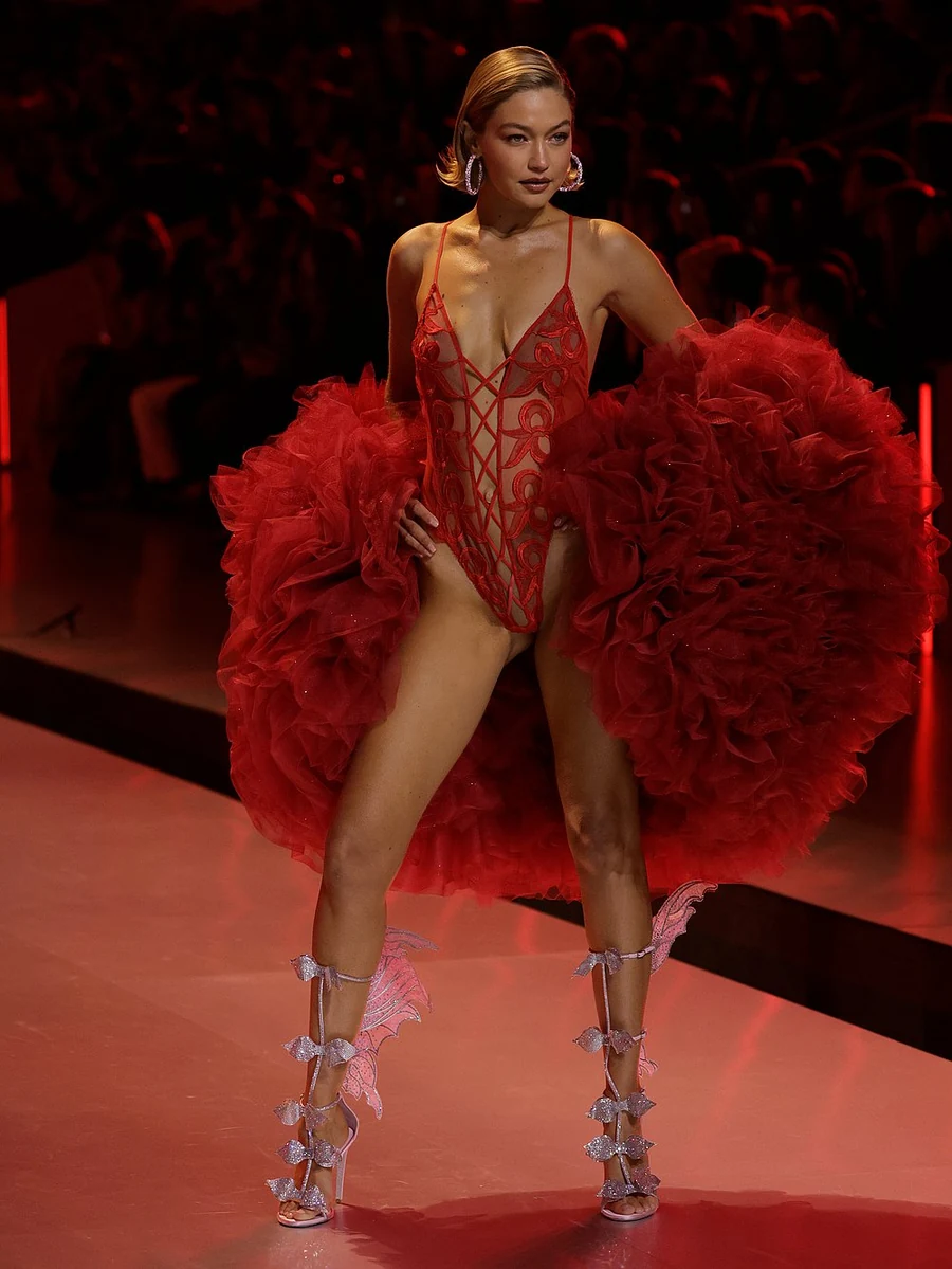 Модель Victoria's Secret в красном образе на подиуме